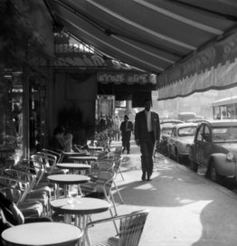 Parigi, Francia (Man Walking, all'aperto Street Cafe)