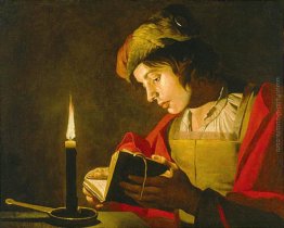 Giovane lettura Man di Candle Light