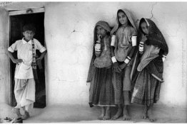 Un ragazzo e tre ragazze della comunità Chamar, Kutch, Gujarat