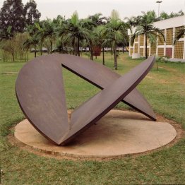 Escultura no Jardim do MAC-USP