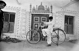 Un ragazzo con una bicicletta in Dhordo, Gujarat