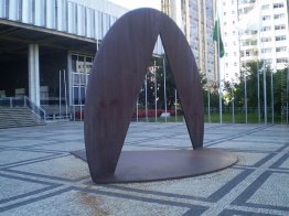 Escultura no Sala das Bandeiras da Assembleia Legislativa de Min