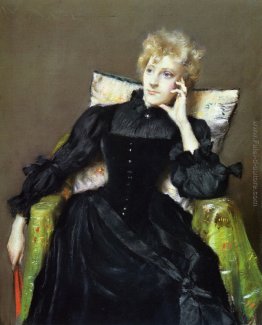 Donna seduta in vestito nero