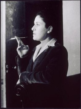 Dora Maar avec un fumi-sigaretta, dans salone figlio, rue de Sav