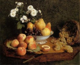 Fiori e frutta su un tavolo