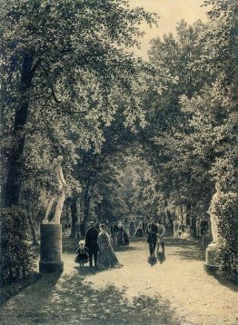 Vicolo del giardino di estate a San Pietroburgo