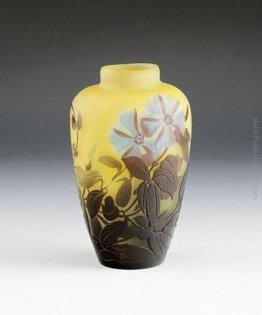 Vase mit Clematisblüten