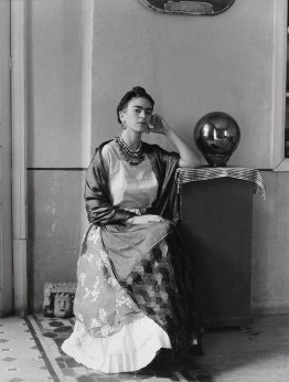 Frida con Globe, Coyoacan, Messico